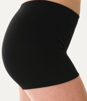 hotpants-schwarz-damen-modell-seitenansicht