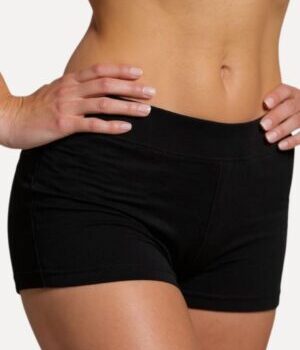 hotpants-schwarz-damen-modell-vorderansicht