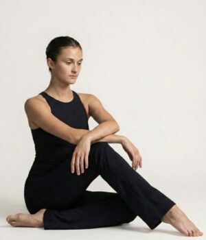 jazzhose-damen-schwarz-modell-fame-jazzpants-baumwolle-sitzend-am-modell