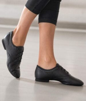 jazzschuhe-damen-schwarz-oxford-in-bewegung-am-modell