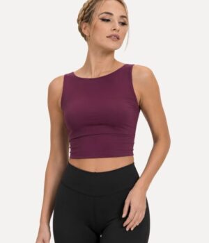 croptop-burgunderfarben-damen-modell-vorderansicht