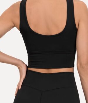 croptop-schwarz-damen-modell-rueckenansicht