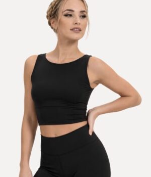 croptop-schwarz-damen-modell-vorderansicht