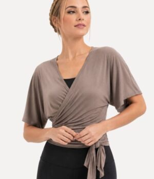 kimono-taupe-damen-modell-vorderansicht