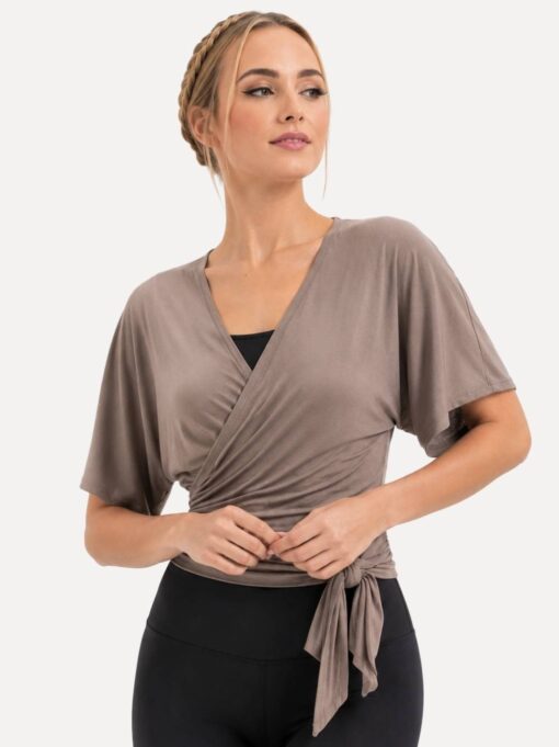 kimono-taupe-damen-modell-vorderansicht